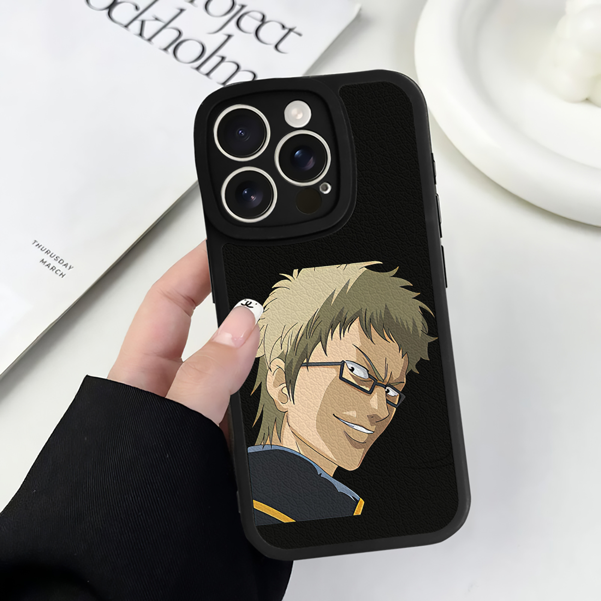 （画像用） ぎんたま 坂田銀時（さかたぎんとき） 神楽 志村新八（しむら しんぱち） GINTAMA Sakata Gintoki Kagura Shimura Shinpachi 【iPhone 16シリーズ対応】シリコンスマホケース（レザー調） 材質：シリコン